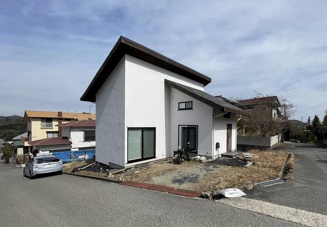 西宮市山口町の売買物件/外観、玄関横に駐車スペースあり、家庭菜園や花壇も作れそう。