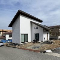 西宮市山口町の売買物件/外観、玄関横に駐車スペースあり、家庭菜園や花壇も作れそう。