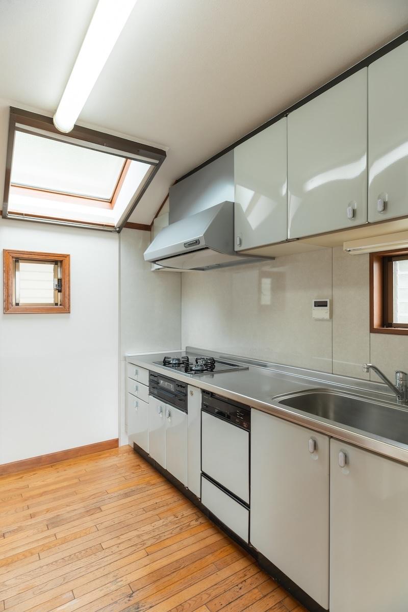 神戸市東灘区住吉山手の賃貸物件/天窓があって明るいキッチン