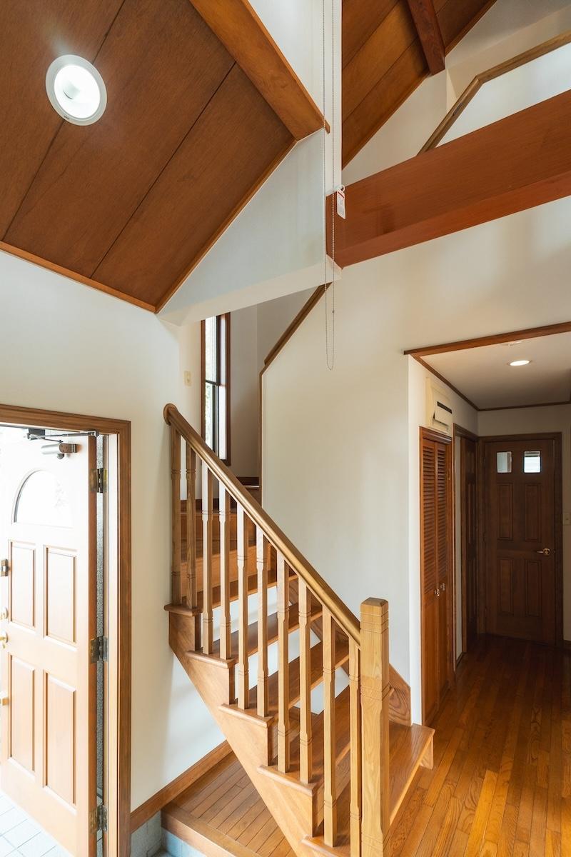 神戸市東灘区住吉山手の賃貸物件/吹き抜けの玄関