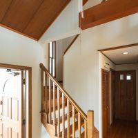 神戸市東灘区住吉山手の賃貸物件/吹き抜けの玄関