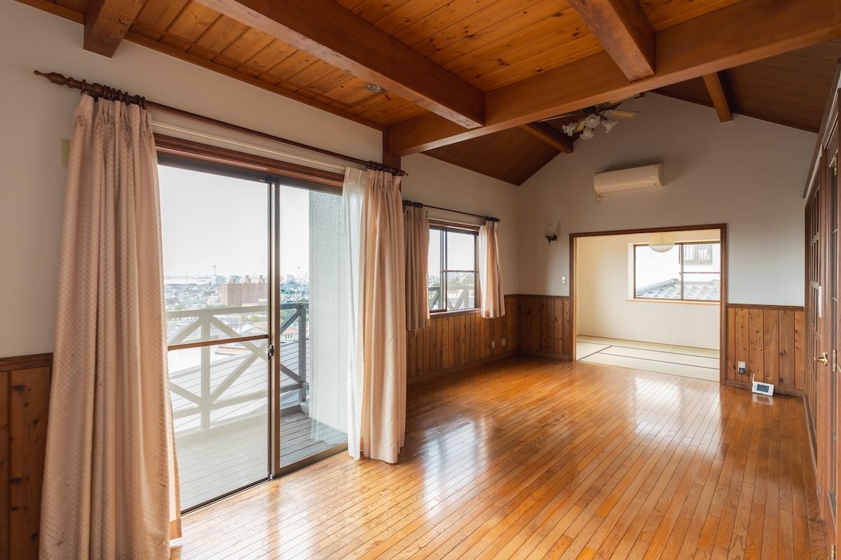 神戸市東灘区住吉山手の賃貸物件/木張りの天井や腰壁が山小屋のような雰囲気