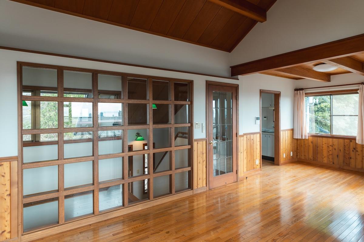 神戸市東灘区住吉山手の賃貸物件/格子状の室内窓も空間を彩ってくれています