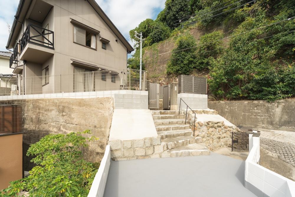 神戸市東灘区住吉山手の賃貸物件/庭から一段下がってテラスのような場所も