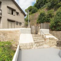 神戸市東灘区住吉山手の賃貸物件/庭から一段下がってテラスのような場所も