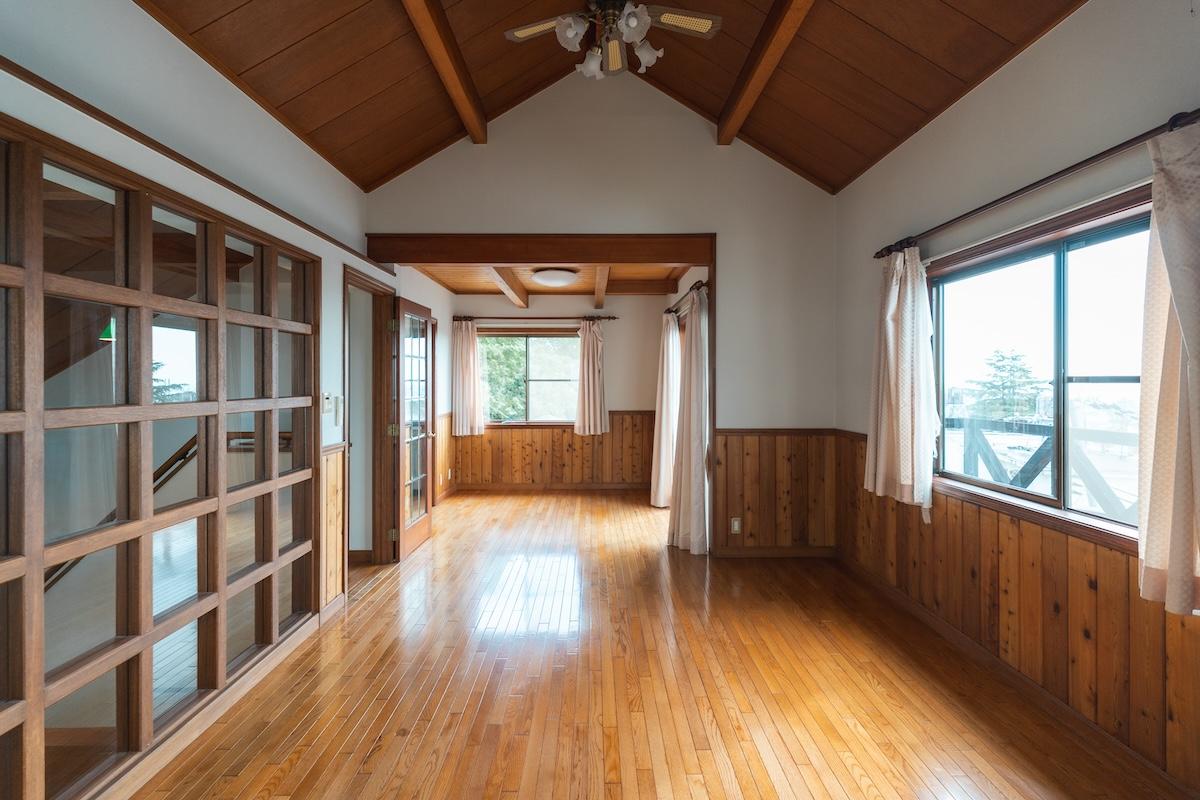 神戸市東灘区住吉山手の賃貸物件/たくさんの窓から光が入る2階リビングの家