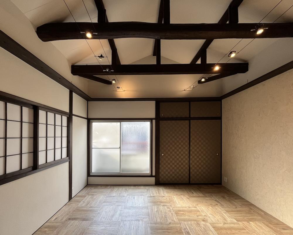 尼崎市西大物の賃貸物件/高い天井と剥き出しの梁の力強さによってデザインされた空間は間違いなくお気に入りになりそう。
