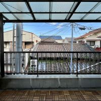 尼崎市西大物の賃貸物件/ウッドパネルでデザインされたバルコニーの空間。ここから見た屋根群も好き。