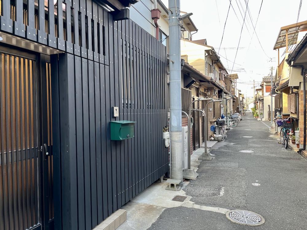 尼崎市西大物の賃貸物件/長屋が並ぶ路地の一角でキリリと光る黒い外観。