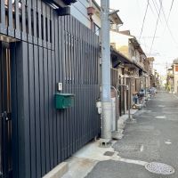 尼崎市西大物の賃貸物件/長屋が並ぶ路地の一角でキリリと光る黒い外観。