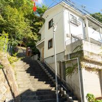 神戸市東灘区森北町の売買物件/道路から階段を上がり、さらに登っていきます