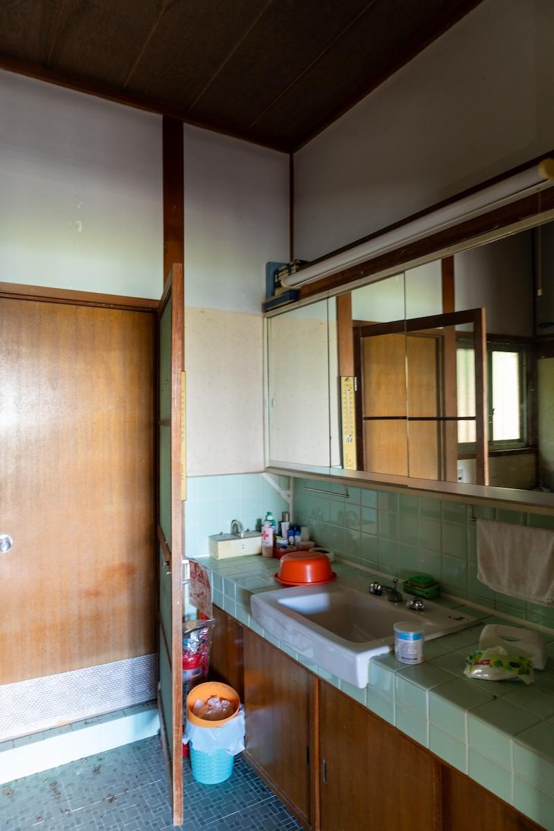 神戸市東灘区森北町の売買物件/昔懐かしいタイル貼りの洗面所（2階）