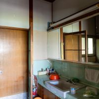 神戸市東灘区森北町の売買物件/昔懐かしいタイル貼りの洗面所（2階）