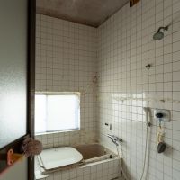 神戸市東灘区森北町の売買物件/天井の高いお風呂場（2階）