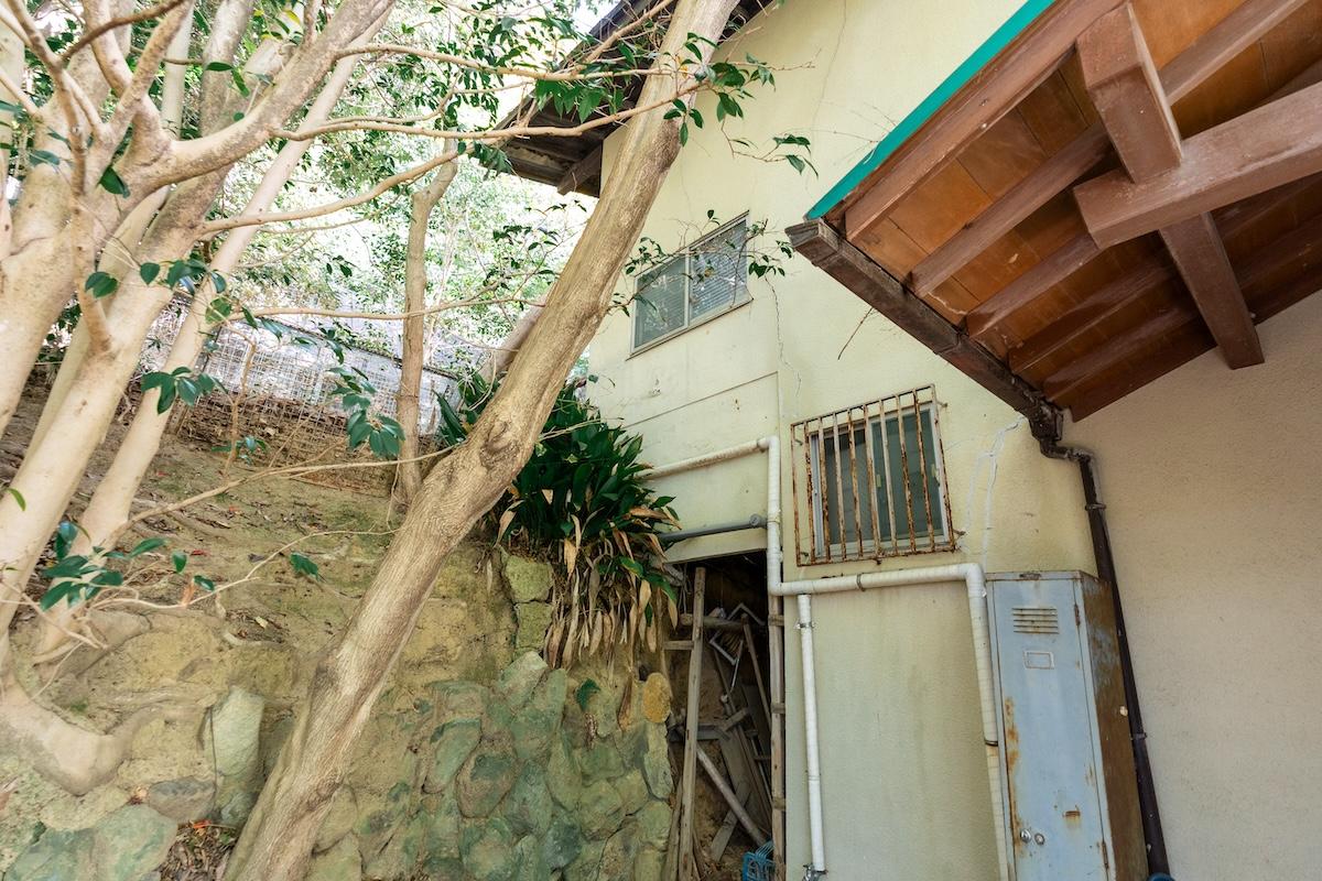 神戸市東灘区森北町の売買物件/玄関を出ると、山の斜面に沿って建てられていることがわかります