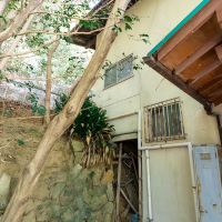 神戸市東灘区森北町の売買物件/玄関を出ると、山の斜面に沿って建てられていることがわかります