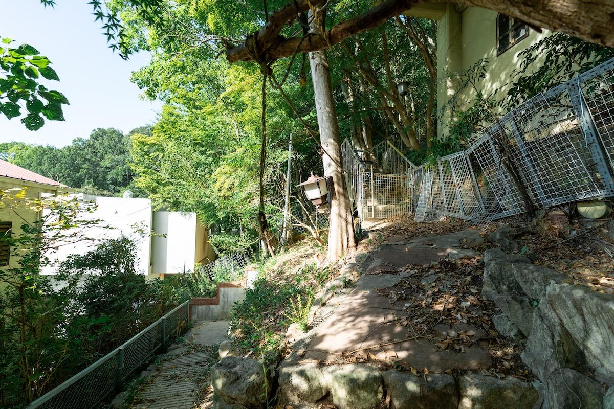 神戸市東灘区森北町の売買物件/前面道路からは山道を登るようにして建物へアクセス