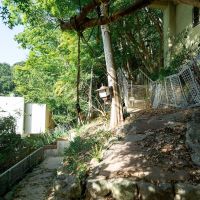 神戸市東灘区森北町の売買物件/前面道路からは山道を登るようにして建物へアクセス