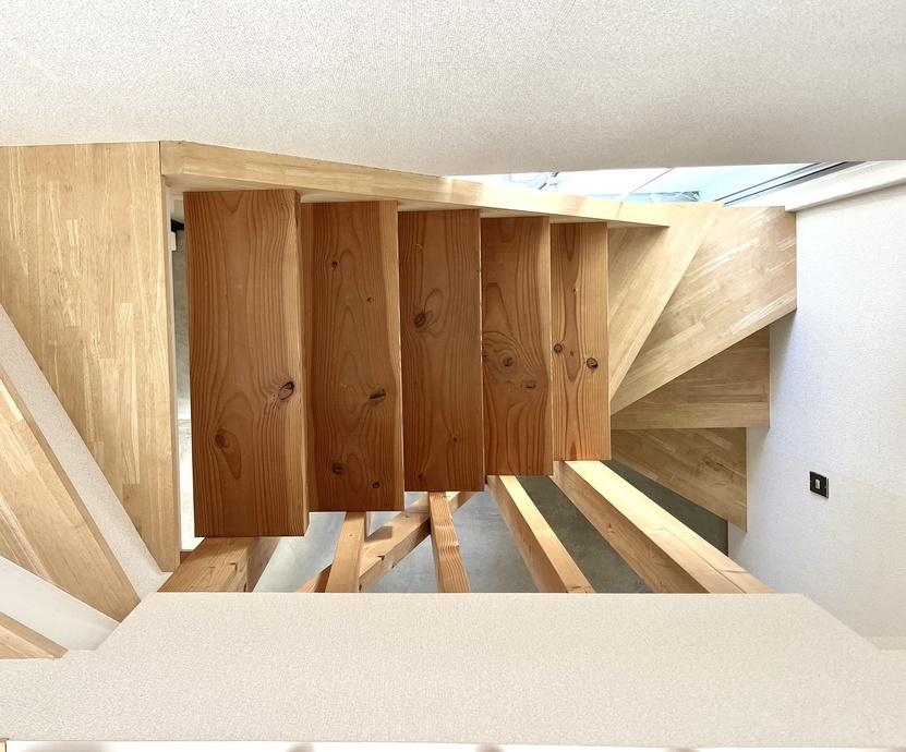 神戸市垂水区高丸の賃貸物件/素足で歩きたい天然木の階段