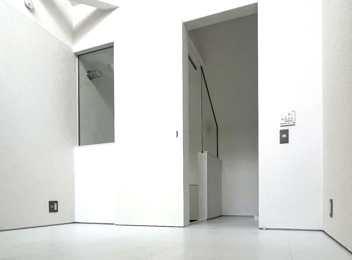 神戸市垂水区高丸の賃貸物件/階段から望む2階バスルーム