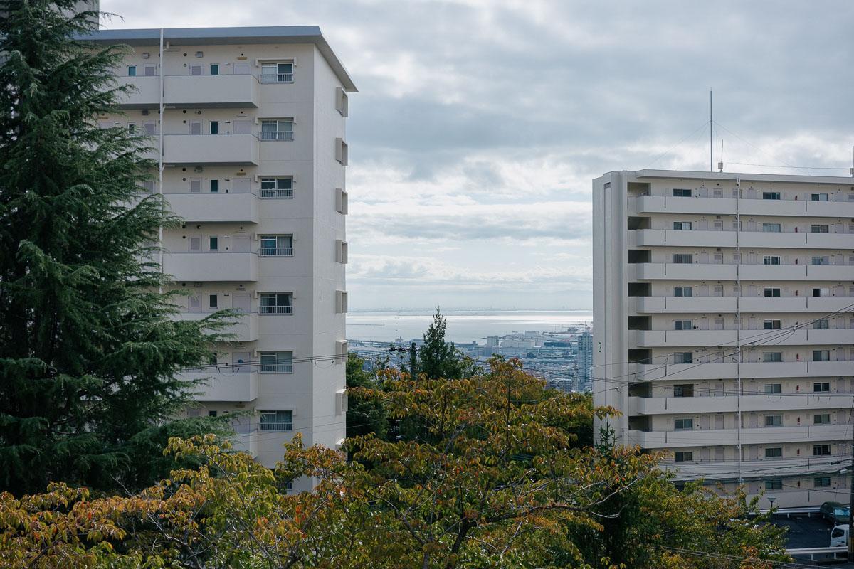 神戸市東灘区住吉台の売買物件/リビングから海が!近隣の団地がフレームみたい。
