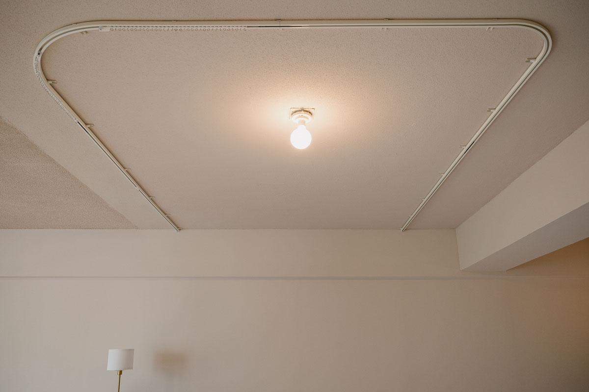 神戸市東灘区住吉台の売買物件/カーペットのスペースの上にはカーテンレールが。