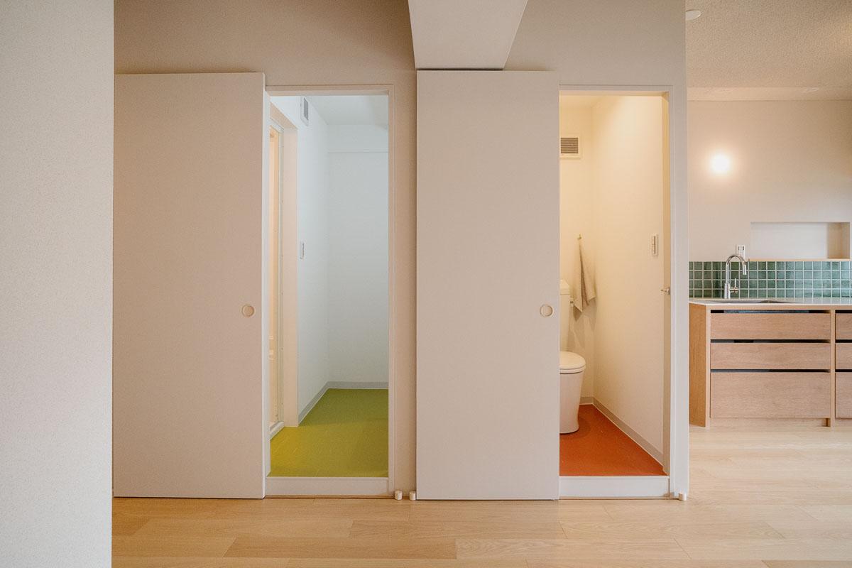 神戸市東灘区住吉台の売買物件/トイレと洗面の床が懐かしいリノリウム。