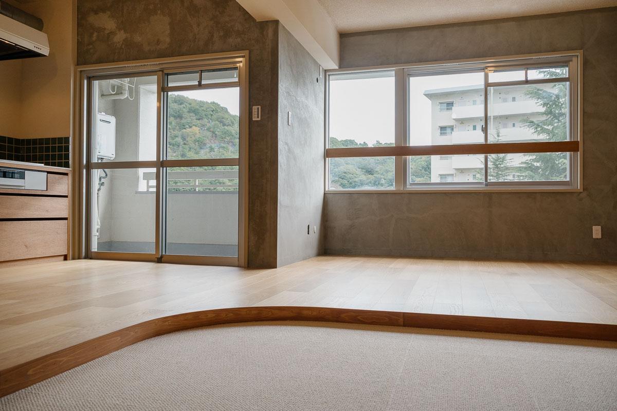 神戸市東灘区住吉台の売買物件/夕焼けまで光が差し込むリビング