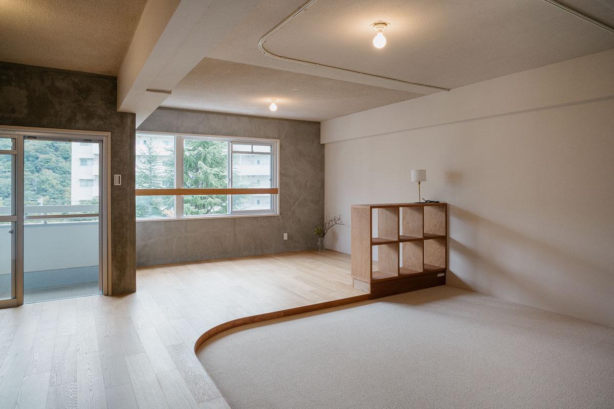 神戸市東灘区住吉台の売買物件/カーペットのスペースとリビング