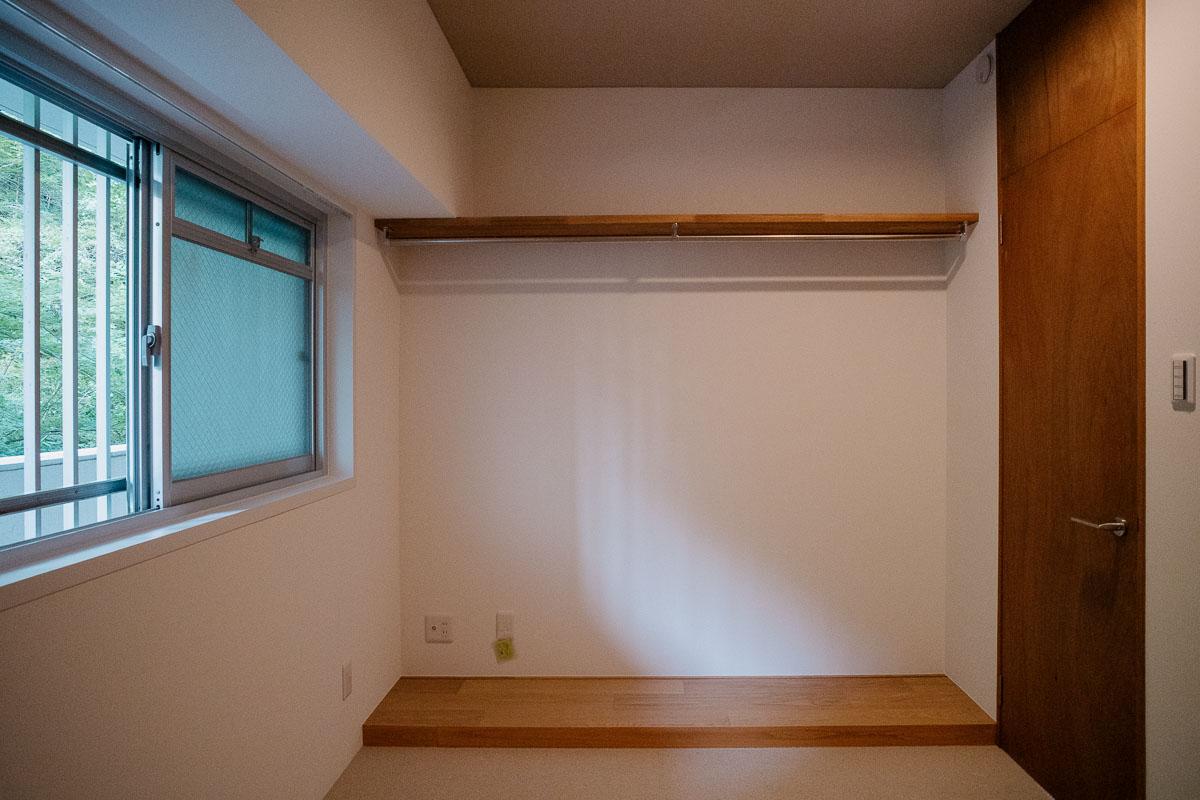 神戸市東灘区住吉台の売買物件/洋室には備え付けのハンガーラック