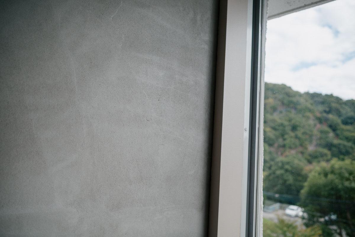 神戸市東灘区住吉台の売買物件/コンクリートの無機質な壁と山の緑が美しい