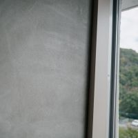 神戸市東灘区住吉台の売買物件/コンクリートの無機質な壁と山の緑が美しい