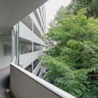 神戸市東灘区住吉台の売買物件/玄関を出ると裏庭のグリーンがせまって。エレベーターにも近いです。