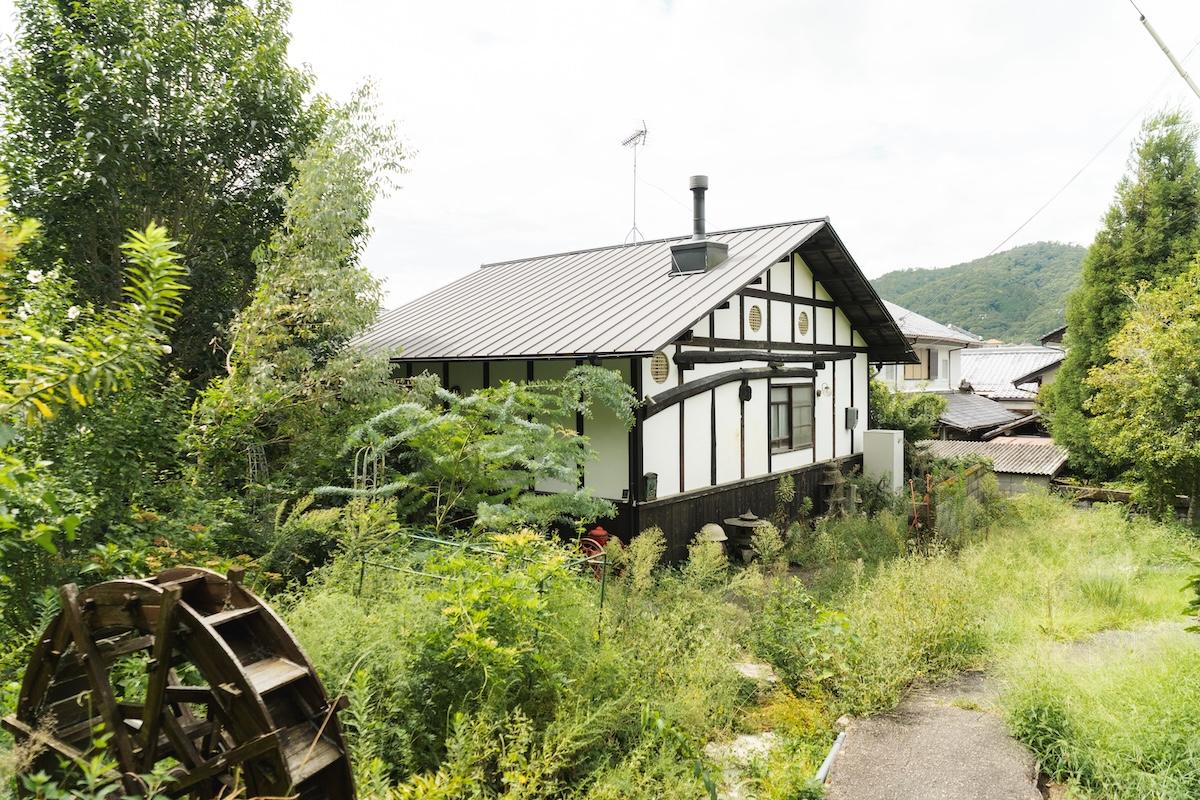 神戸市北区有野町唐櫃の売買物件/里山を背景に