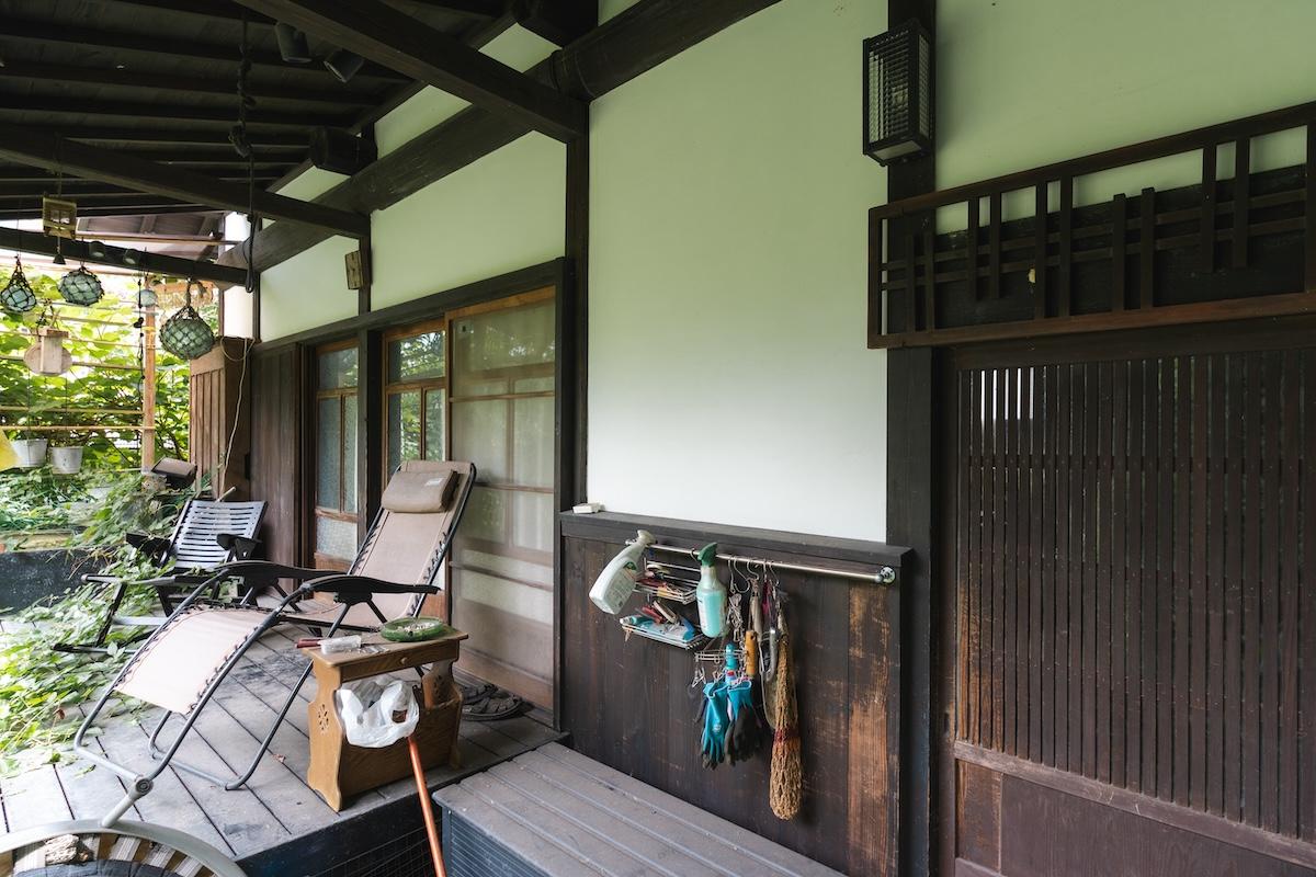 神戸市北区有野町唐櫃の売買物件/軒下のウッドデッキにチェアを置くのもいいですね