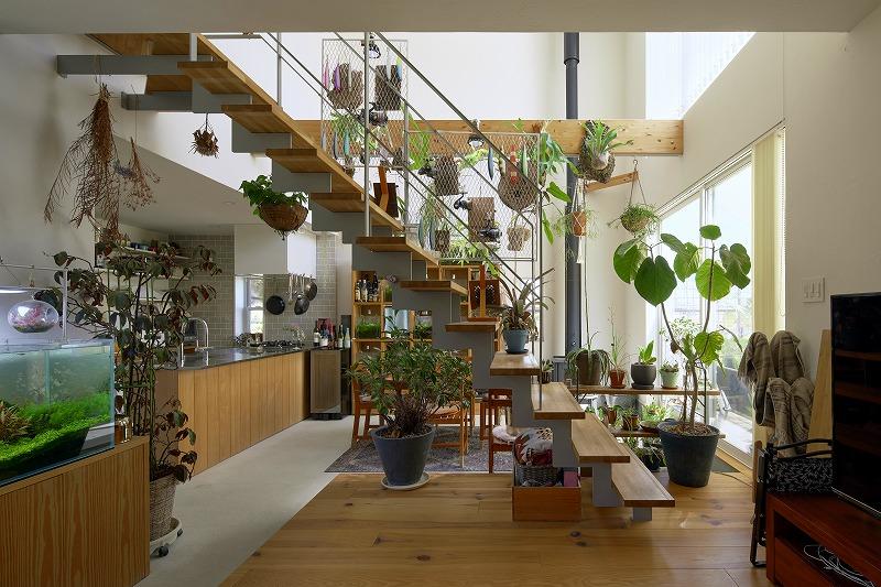 西宮市甲陽園目神山町の売買物件/優しい陽の光が入るリビングの中心にはスケルトン階段