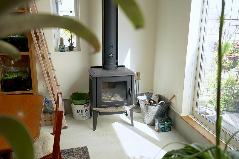 西宮市甲陽園目神山町の売買物件/土間リビングの薪ストーブ
