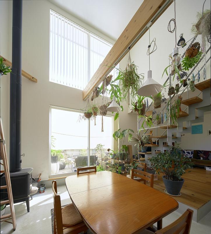 西宮市甲陽園目神山町の売買物件/土間リビングでの食卓