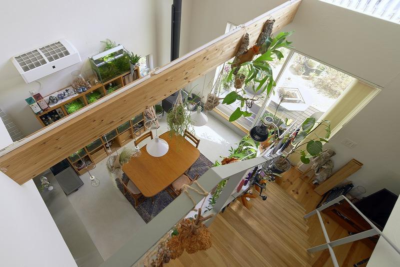 西宮市甲陽園目神山町の売買物件/吹き抜けは開放感たっぷり