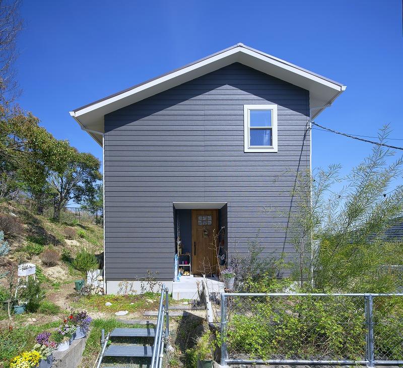 西宮市甲陽園目神山町の売買物件/平屋のような個性的なフォルムの外観