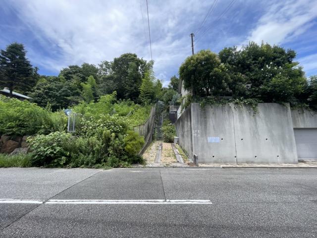 西宮市甲陽園目神山町の売買物件/通りから少し奥まった敷地にお家が、駐車スペースは写真右のシャッター