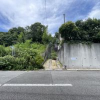 西宮市甲陽園目神山町の売買物件/通りから少し奥まった敷地にお家が、駐車スペースは写真右のシャッター