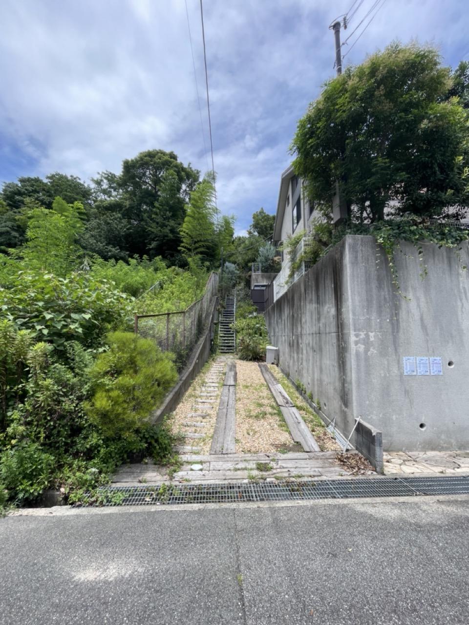 西宮市甲陽園目神山町の売買物件/このアプローチもレンガやステップストーンで個性が出そうです