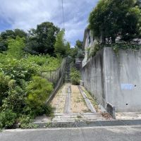 西宮市甲陽園目神山町の売買物件/このアプローチもレンガやステップストーンで個性が出そうです