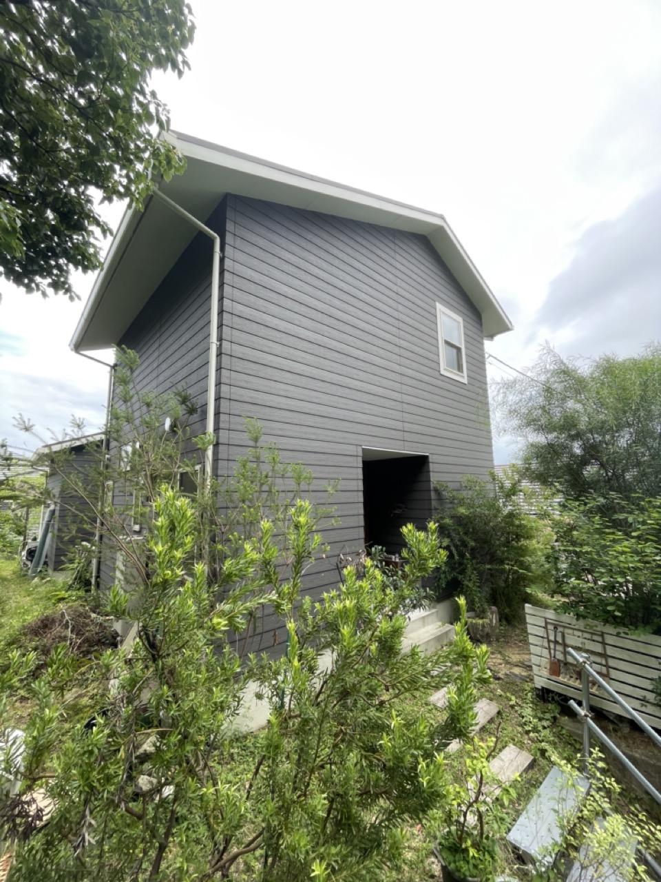 西宮市甲陽園目神山町の売買物件/玄関に続く階段。周りの植栽で季節を感じて