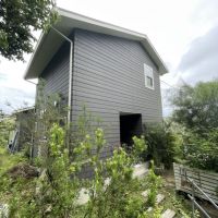 西宮市甲陽園目神山町の売買物件/玄関に続く階段。周りの植栽で季節を感じて