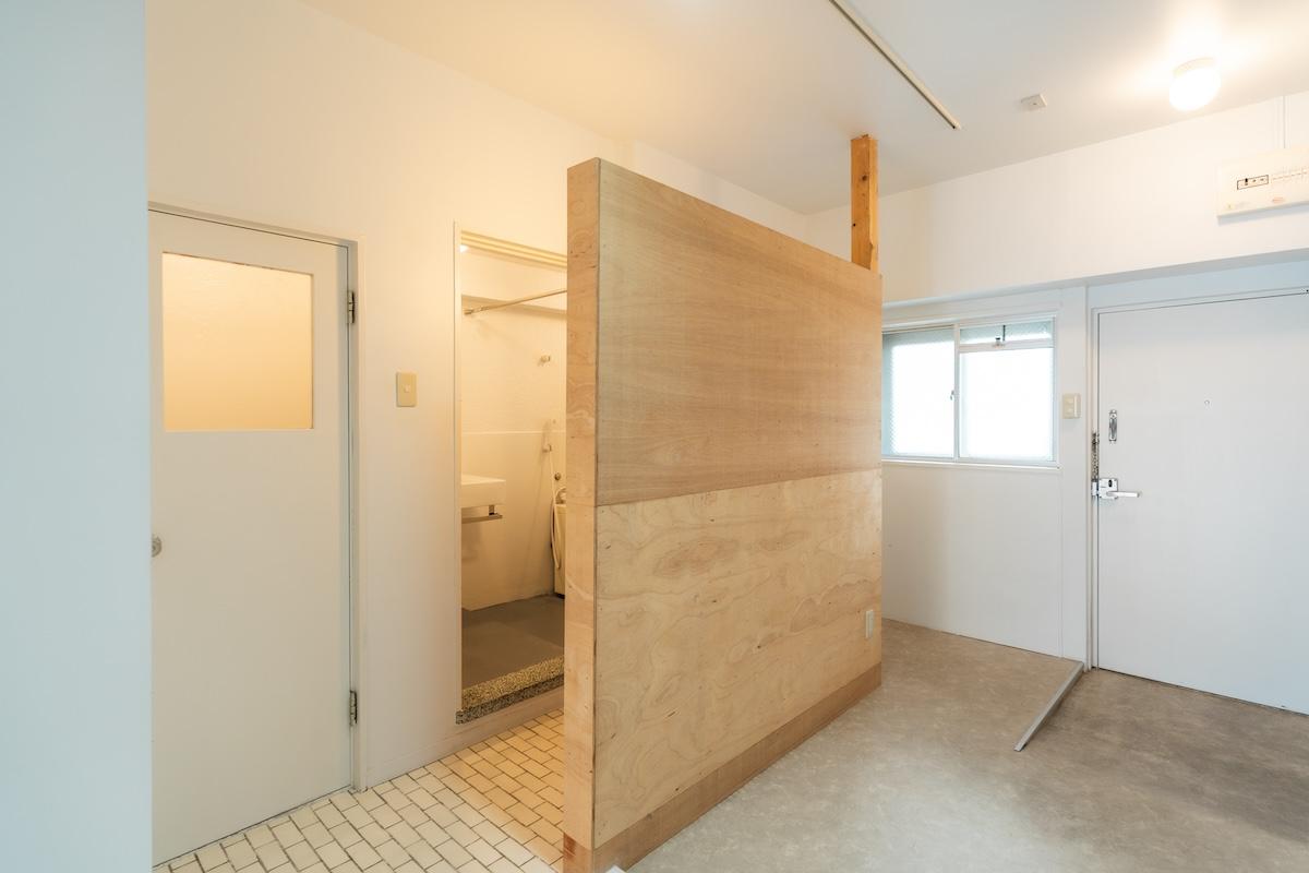 尼崎市道意町の賃貸物件/広々とした玄関土間には、塗ったり棚をつけたりDIY可能なフリーウォール