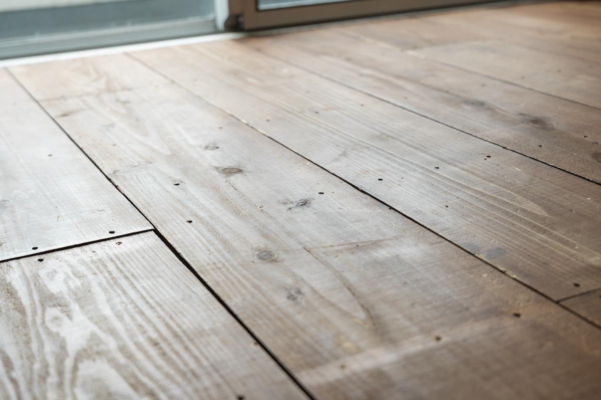 尼崎市道意町の賃貸物件/（608号室）足場板の床がカフェみたい