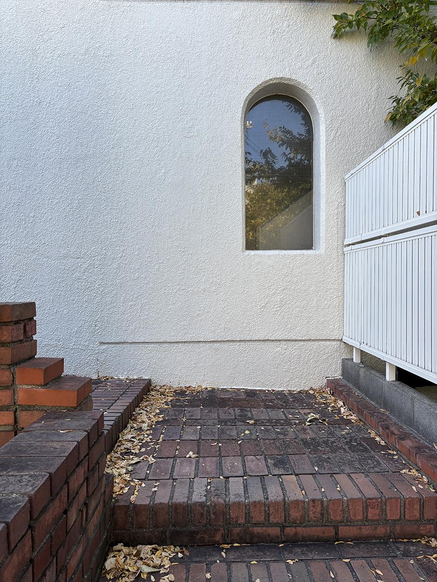 明石市東野町の売買物件/エントランスの窓とレンガ階段がかわいい