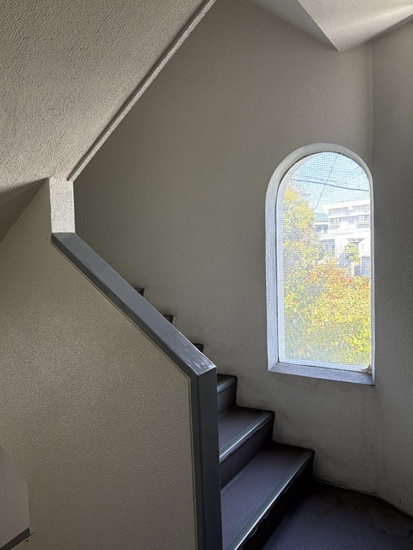 明石市東野町の売買物件/Rの窓の共用部階段